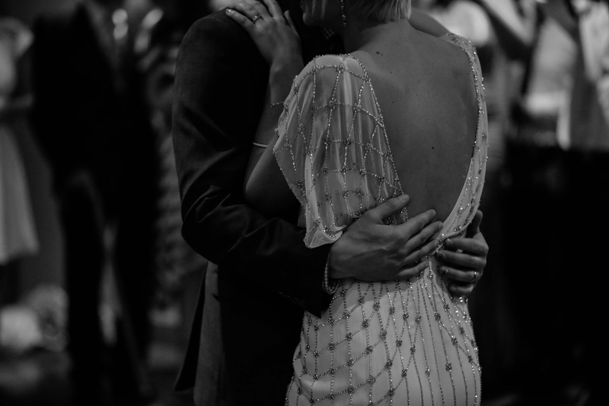 Scent Your Wedding: How to Choose the Perfect Perfume for Your Special Day