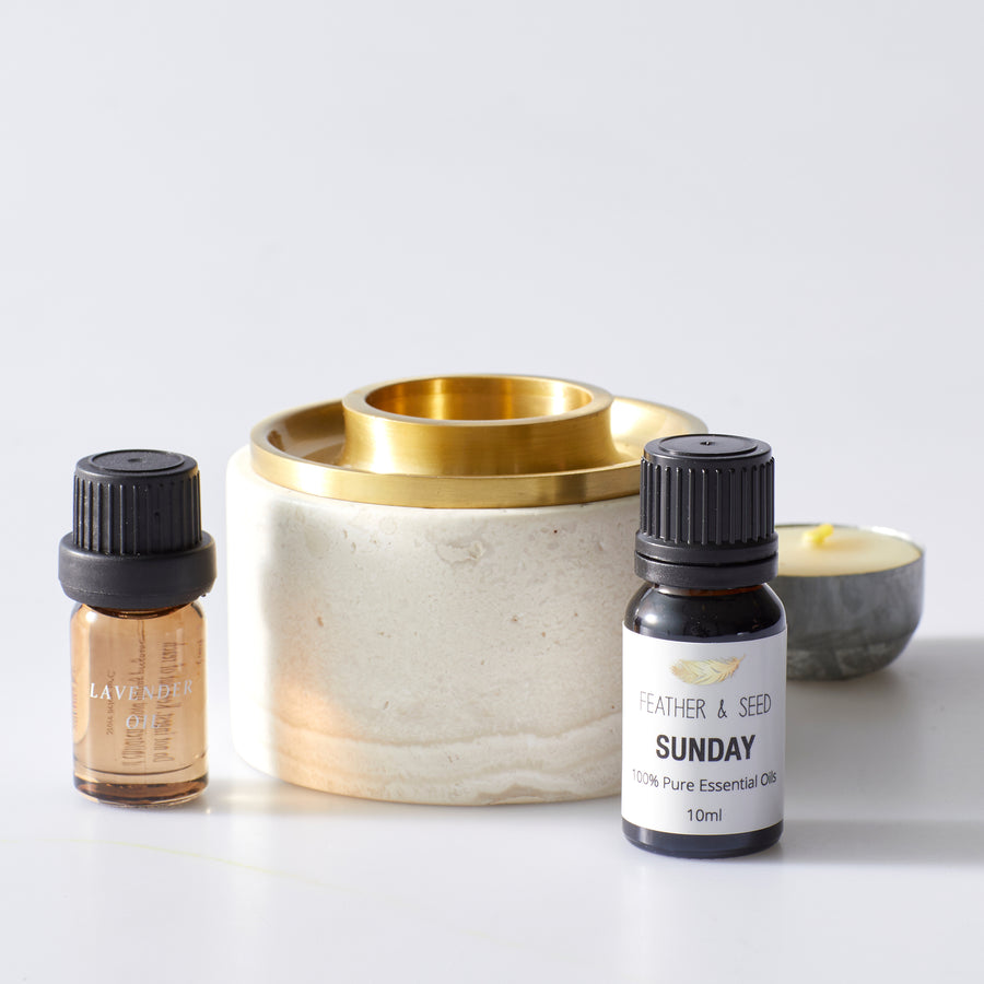 Birthday 2 Gift Set is a very special gift. This stone incense burner is something that people can cherish for a lifetime.  PRODUCTS INCLUDED:  ・Addition Studio Asteroid Oil Burner Travertine & Lavender Essential Oil ・Feather & Seed Sunday Essential Oil, 10ml